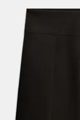 Pantalón de tiro alto con diseño tipo balloon, confeccionado en tejido con viscosa. Presenta pliegues en el delantero, bolsillos laterales ocultos en costura y cierre frontal con cremallera, botón interior y ganchos metálicos.