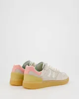 Championes Coolway modelo Goal Ice Silver, con diseño retro-sport en tonos beige, detalles plateados y un panel rosado en el talón. Cuentan con suela de goma flexible en tono caramelo y cordones blancos.