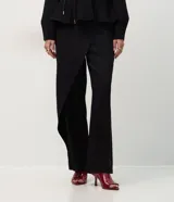 Pantalón de sastrería marca Cortelle, de corte recto y calce alineado al cuerpo. Presenta un diseño con cierre tipo cartera y superposición frontal que genera un efecto asimétrico, con cintura estructurada y botón lateral.