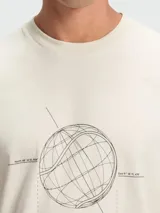 Remera de algodón color beige con cuello redondo, manga corta y estampado gráfico lineal de un globo terráqueo con el logo de la marca en el frente.