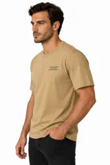 Remera de manga corta color negro, de algodón, con cuello redondo y diseño holgado con estampa frontal.
