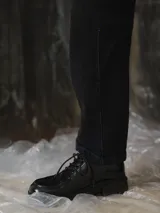 Pantalón de jean negro de corte amplio, inspirado en las bombachas de campo, con costuras a contratono en color azul y bolsillos Temblad.