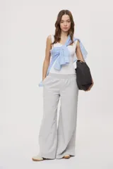 Pantalón babucha de calce relajado y silueta wide leg, color gris melange, confeccionado en suave tejido de algodón con cintura elastizada y bolsillos laterales.