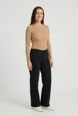 Sweater corto de punto rib en color tostado, con escote redondo a la base y mangas largas ajustadas.
