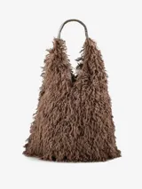 Cartera de diseño amplio y estructura flexible, confeccionada en textura de pelo sintético que aporta volumen. Cuenta con asas cortas integradas para llevar al hombro o en la mano.