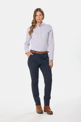 Pantalón clásico azul marino de corte recto con bolsillos traseros ribeteados, confeccionado con tela elastizada.