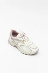 Zapatillas urbanas blancas con detalles plateados, de estilo chunky.