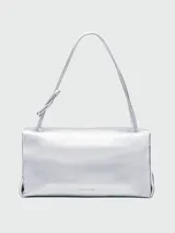 Cartera tipo shoulder bag de Marc Jacobs en color plateado metalizado, con diseño estructurado, solapa frontal y cierre metálico giratorio.