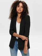 Blazer regular fit color rosado viejo, con cuello solapa, mangas 3/4 y bolsillos frontales ribeteados.