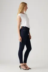 Jean Levi's modelo 721 High Rise Skinny, color azul oscuro, de tiro alto y corte ajustado en cadera, muslos y piernas. Confeccionado en denim stretch supersuave con costuras en contraste.
