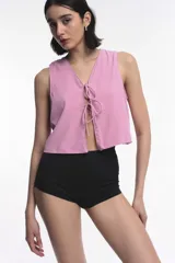 Short negro de microfibra, tiro alto, con cintura elastizada y diseño ajustado.