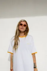 Vestido largo marrón con cuello redondo y mangas cortas con ribete amarillo. Estampado frontal con letras en color crema.