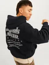 Hoodie negro de manga larga con capucha, confeccionado en tejido de algodón y poliéster. Presenta un diseño estampado en la espalda con tipografía estilo universitario y detalles gráficos en color blanco.