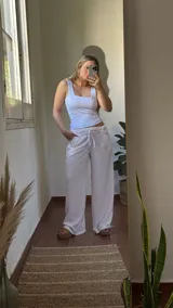 Pantalón de lino a rayas verticales color rosa, con cintura elástica y cordón ajustable.