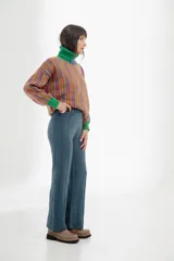 Pantalón tejido azul con corte acampanado y textura acanalada vertical.