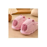 Pantuflas sin talón de diseño inspirado en un capibara, confeccionadas en material texturizado color beige claro, con detalles marrones en el hocico y las orejas, y suela de goma ranurada.