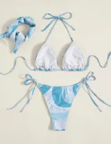 Conjunto de bikini celeste y blanco con estampado de mariposas y pañuelo a juego.