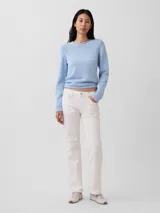 Jean relaxed straight de color blanco, de tiro medio y corte recto.