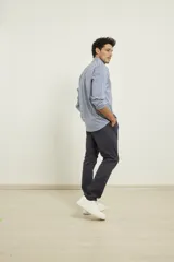 Pantalón de gabardina color verde militar, de corte recto y tiro medio.