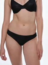 Bombacha tipo bikini confeccionada en tul con detalles de encaje floral. Presenta un pequeño lazo decorativo en el centro de la cintura y un diseño de cobertura media.