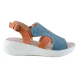 Sandalias casuales Korium Confort Bella, con plataforma blanca y tiras de cuero sintético color celeste con perforaciones y marrón con diseño calado.