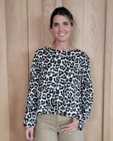 Remera de manga larga con estampado animal print de leopardo, cuello redondo y corte recto.