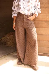 Pantalón de jean color chocolate con corte wide leg y textura con relieve en toda la prenda.