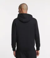 Buzo deportivo negro con capucha, cierre frontal con cremallera, bolsillos laterales y puños ajustados. Confeccionado en tejido de algodón y poliéster.