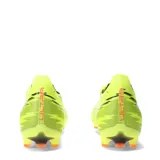 Championes de fútbol Puma modelo Ultra 6 Match para terreno firme y artificial, en color amarillo neón con detalles en negro y naranja. Presentan un diseño aerodinámico con el logo de la marca en el lateral.