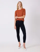 Jean modelo skinny de la marca DJeans, color azul oscuro. Presenta un diseño de tiro medio con cierre frontal y botón, además de bolsillos funcionales tanto en la parte delantera como en la trasera.