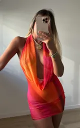 Minivestido con estampado degradado en tonos naranja y fucsia, escote halter y espalda descubierta.