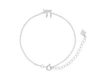 Pulsera de plata 925 con dije central en forma de letra hebrea Jai, decorado con circonias brillantes. Cuenta con cadena fina y cierre de mosquetón con cadena de alargue.
