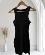 Vestido corto celeste con efecto acid wash, corte recto y breteles finos.