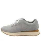 Zapatillas casuales modelo Viena de la marca RKF, confeccionadas en cuero nobuk de color gris. Cuentan con cordones blancos, suela de goma con plataforma y detalle de crepe natural.