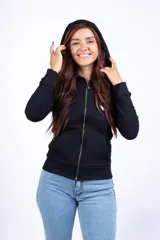 Campera de felpa con frisa y lycra color bordó, con capucha, cierre metálico y bolsillos frontales.