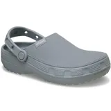 Zuecos Crocs modelo Classic Crafted Clog, de color beige, con parte superior de lona textil y suela de goma Croslite. Incluye correa de talón pivotante y detalles de la marca en el lateral.