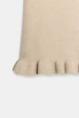 Jersey de punto de cuello redondo y manga corta, con detalle de volantes en el ruedo y en los puños.
