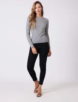 Buzo de tejido acanalado, con cuello redondo y mangas largas, de calce ajustado al cuerpo.