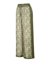 Pantalón fluido de pierna ancha, color verde militar, con estampado botánico y detalle de bandas laterales lisas. Cuenta con cintura elástica con cordón de ajuste.