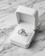 Anillo de plata 925 con diseño entrelazado y dos piedras de circonia en corte marquise.
