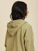 Canguro gris oscuro con efecto "rusty" o desgastado, con capucha, cierre frontal y bolsillos tipo canguro.