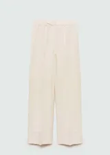 Pantalon de vestir de corte recto y tiro alto, color beige, con detalle de pinzas frontales, bolsillos laterales y cierre oculto.