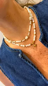 Collar doble de nácar natural con pequeñas cuentas de hematita dorada y dije central de estrella en acero.