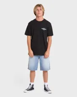 Remera Billabong de manga corta y color negro, con diseño gráfico estampado en la espalda que presenta un rombo con ondas de colores degradados en tonos celestes y violetas.