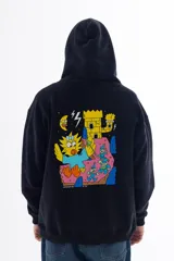 Buzo hoodie negro con estampa en la espalda de Maggie Simpson gigante, una torre eléctrica, duendes, rayos y una luna sonriente.