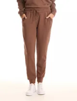 Pantalón tipo jogger de la marca Match Fit, con cintura elástica ajustable mediante cordón, bolsillos laterales y puños elásticos en los tobillos.