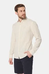 Camisa de lino de manga larga con diseño de rayas verticales en tonos verde y blanco, cuello camisero, cierre frontal de botones y bordado sutil en el pecho.