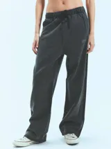 Pantalón de jean gris oscuro, tiro medio, corte tipo babucha, con logo de Renée Club bordado con hilo color a tono en el bolsillo.