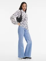 Cartera Longchamp modelo Hobo, color negro, confeccionada en cuero.