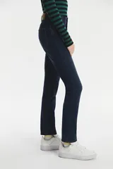 Jean de corte recto y tiro alto, en color azul oscuro con acabado clásico. Presenta diseño de cinco bolsillos, cierre con cremallera y botón metálico.